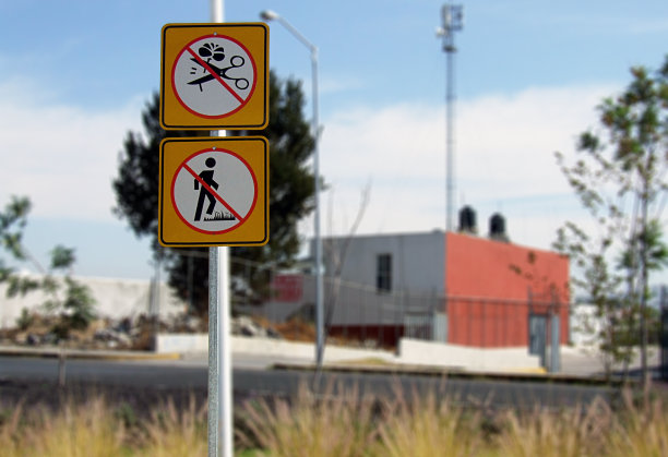 黄色标志象征“尊重自然，尊重人”图片下载