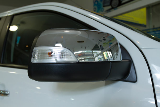 白色汽车后视镜灯。图片下载