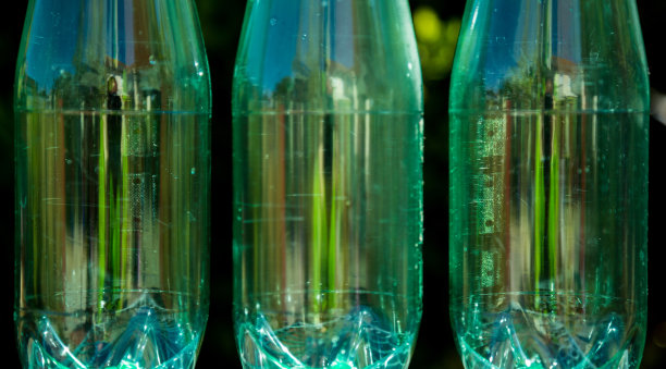 瓶子隔离在自然背景下图片下载