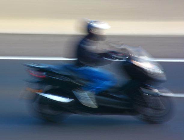 模糊运动的摩托车图片下载