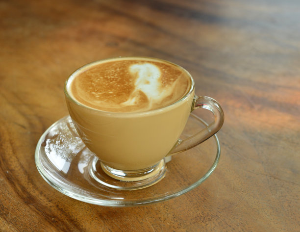 一杯咖啡放在木桌上图片下载
