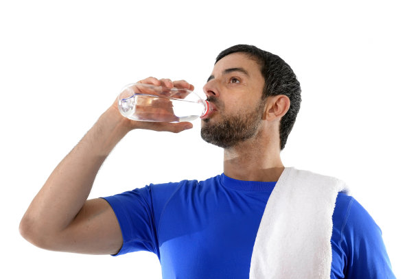 年轻的有吸引力的和体育运动的人喝水图片下载