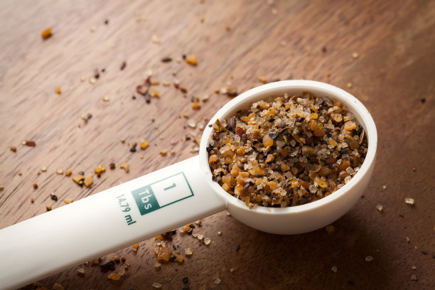 木色背景上的量勺图片下载