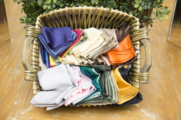 丝绸口袋方巾，手帕，放在篮子里图片下载