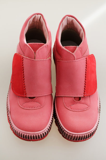 孩子们的红鞋。图片下载