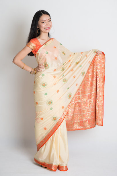 印度女性微笑着，手拿着东西图片下载