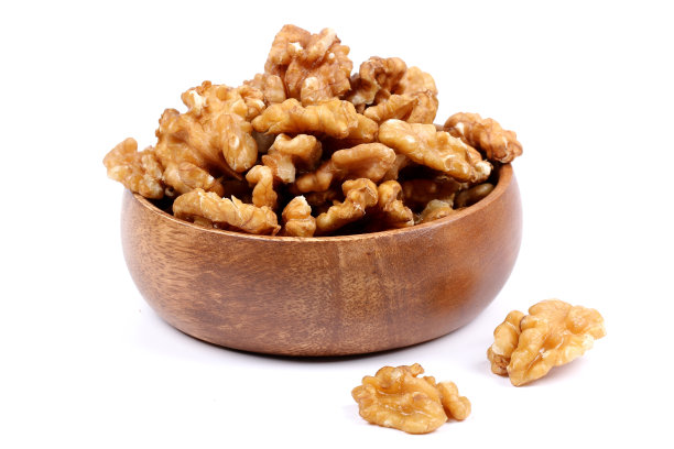 白色背景上孤立的核桃图片下载