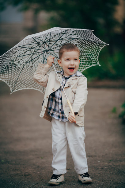 带花边伞的小男孩图片下载