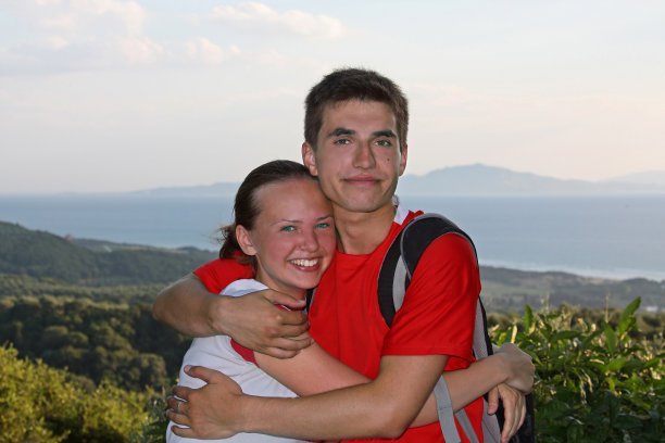 微笑的十几岁的夫妇图片下载