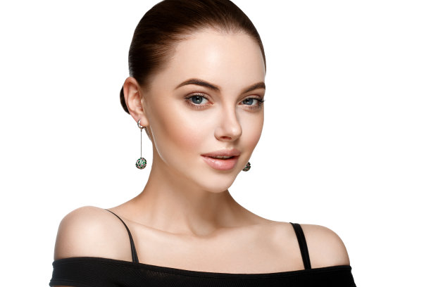 在白色背景上佩戴奢侈饰品的年轻女子图片下载