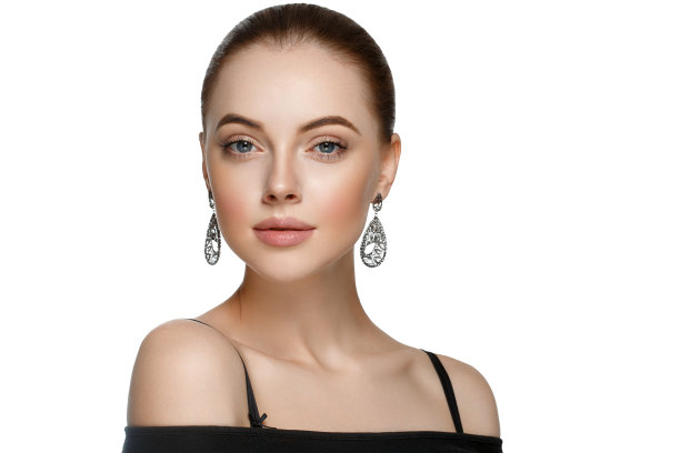 在白色背景上佩戴奢侈饰品的年轻女子素材图片