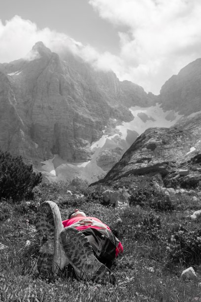 年轻女子在山上的草地上休息，颜色各异图片下载