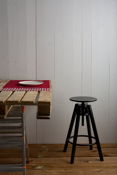 带有板条箱桌子的乡村房间图片下载