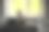 一个小女孩在医院病房里从窗户往外看图片下载