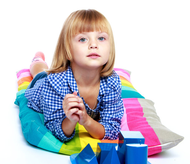 小女孩去上学图片下载