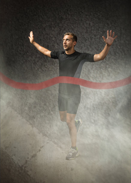 赛跑者冲过了终点线图片下载