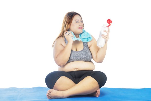 抱着瓶子的胖女人图片下载