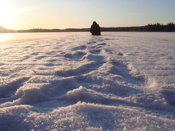 冰湖上的男人图片下载