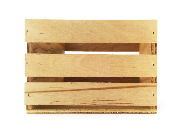 孤立的木箱。素材图片