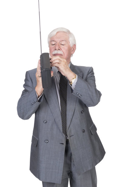 白发苍苍的老人在听收音机图片下载