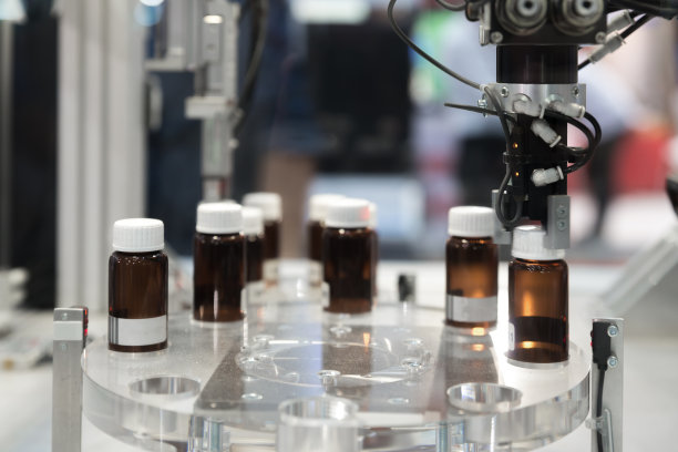 在工厂装配线上工作的带有成像传感器的自动机器人手臂。智能工厂工业4.0概念。图片下载