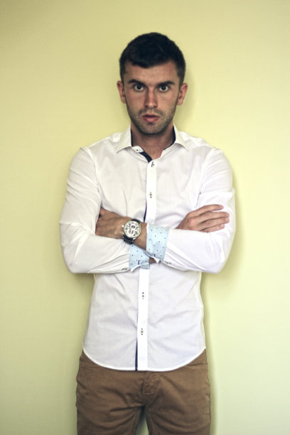 年轻人抱着双臂图片下载