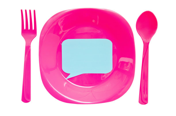 空白标签在空盘子和勺子孤立在白色背景，图片下载