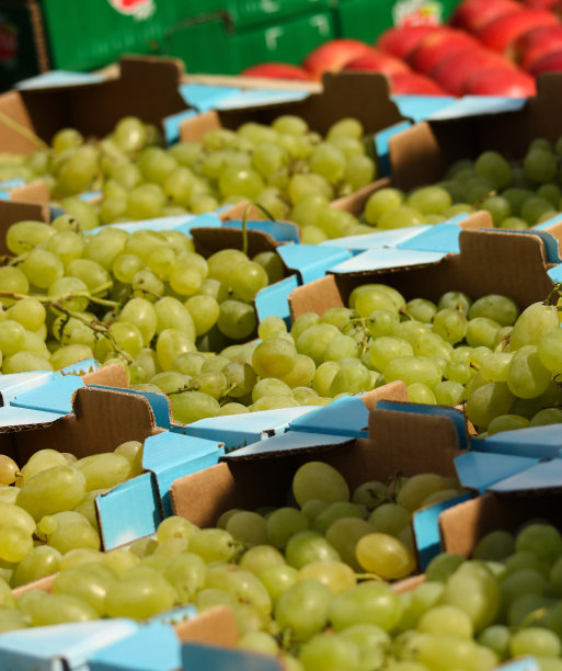 街头市场上一箱箱的白葡萄图片下载
