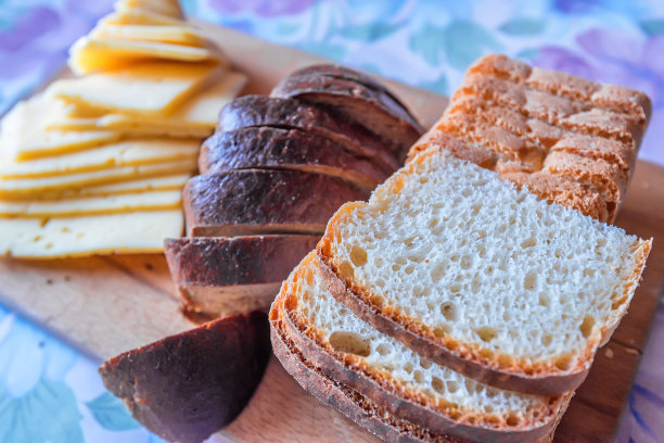 桌子上的面包片图片下载