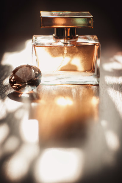 金色香水瓶与水晶图片下载