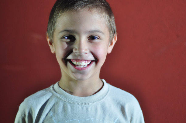 兴奋快乐的小男孩肖像图片下载