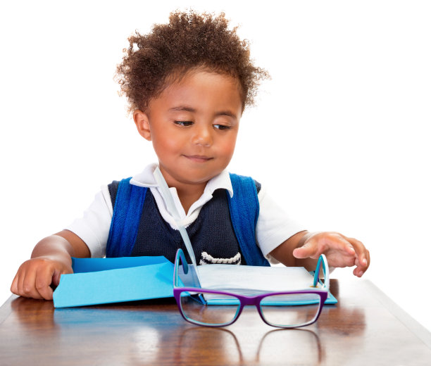 小男孩在读书图片下载