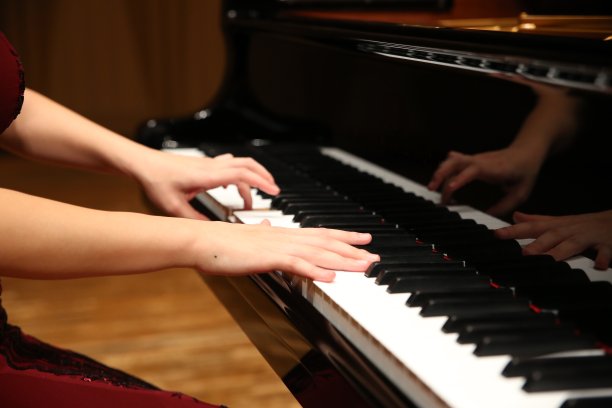 弹钢琴图片下载