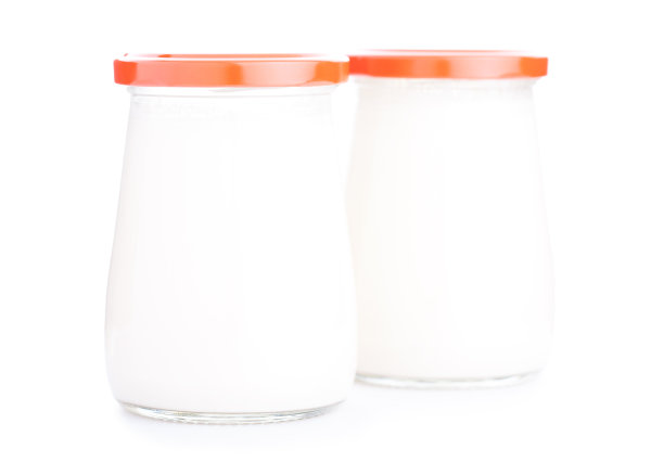 两罐酸奶被隔离在白色的背景上图片下载