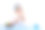 女孩将蓝色液体倒入烧瓶中图片下载