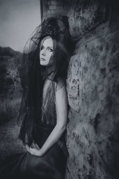 女孩在墙的背景上图片下载