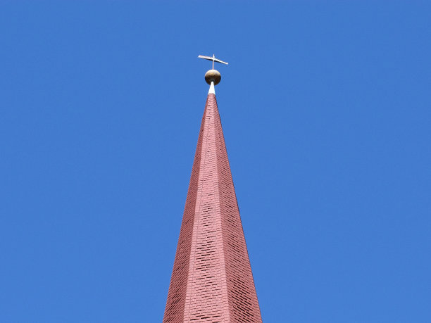 教堂的尖顶伸向秋天的蓝天图片下载