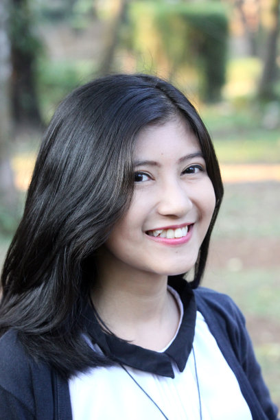 美丽的女孩微笑图片下载