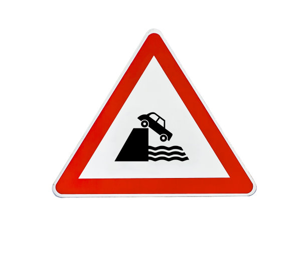 三角路牌河岸图片下载