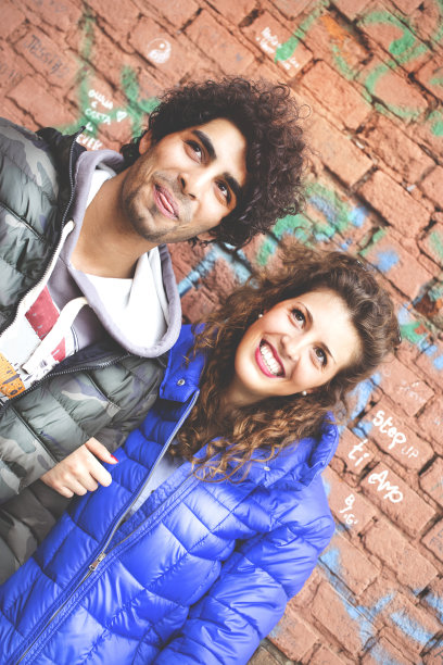 旅游夫妇在城市里玩得很开心图片下载