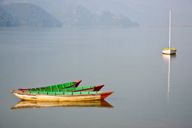 三艘船在尼泊尔博卡拉的费瓦湖图片下载