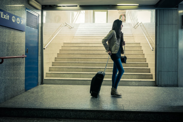 美丽的女孩在车站图片下载
