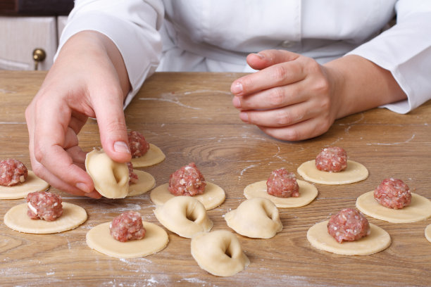 用肉手工制作饺子的过程素材图片