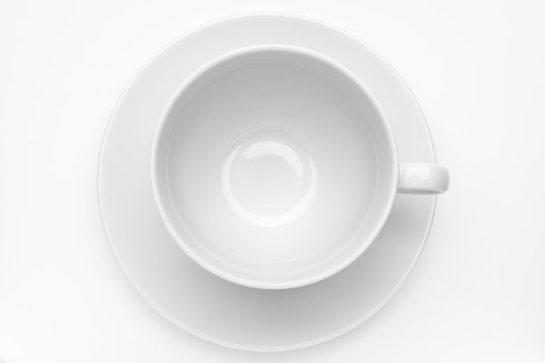 空的白色杯子与sauser在白色的背景图片下载
