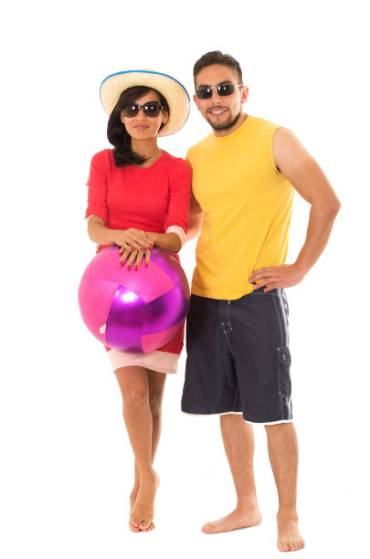 穿着沙滩装的情侣图片下载