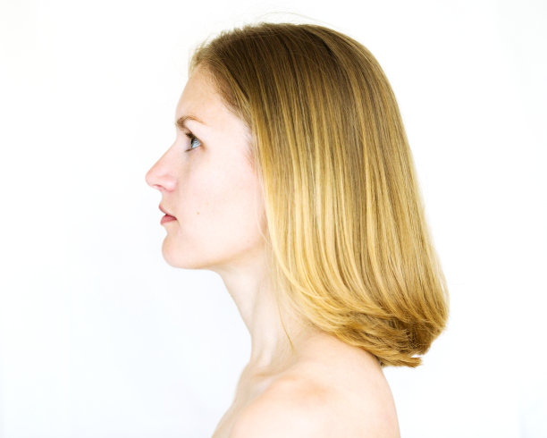 一个金发女人的侧影图片下载