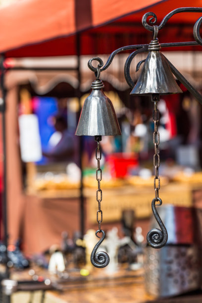 模糊背景上的金属带子。图片下载