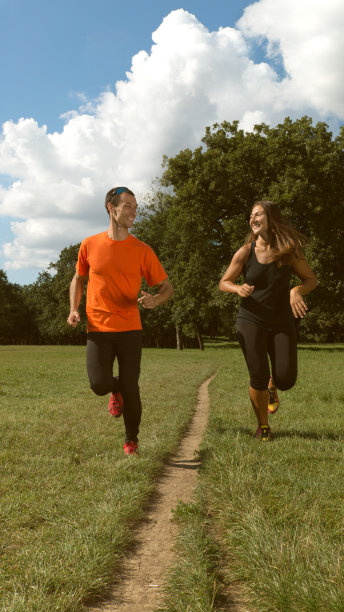 男人和女人慢跑图片下载