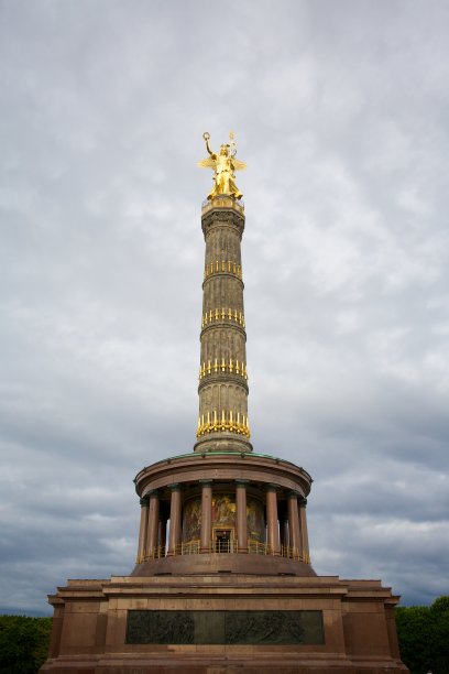 柏林的胜利天使对抗多云的黑暗天空图片下载