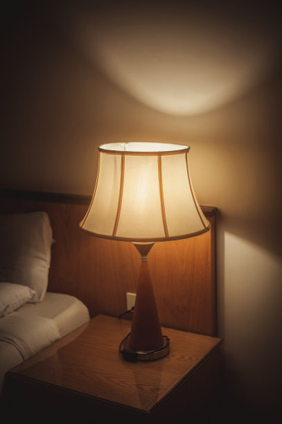 打开靠墙的旧灯图片下载